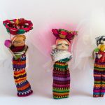bomboniere cresima con confetti in sacchetti di tulle colorati e decorati con bamboline e oggetti tradizionali provenienti dal Guatemala con calamita sul retro e pergamena personalizzata