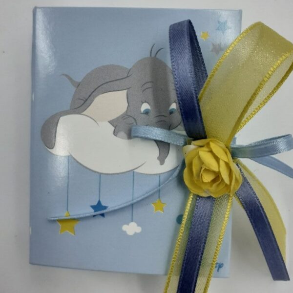 Bomboniera solidale Disney scatolina azzurra con immagine di Dumbo e nastrino di chiusura blu e giallo