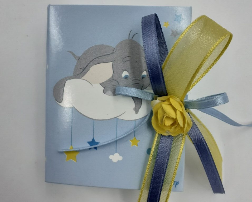 Bomboniera solidale Disney scatolina azzurra con immagine di Dumbo e nastrino di chiusura blu e giallo