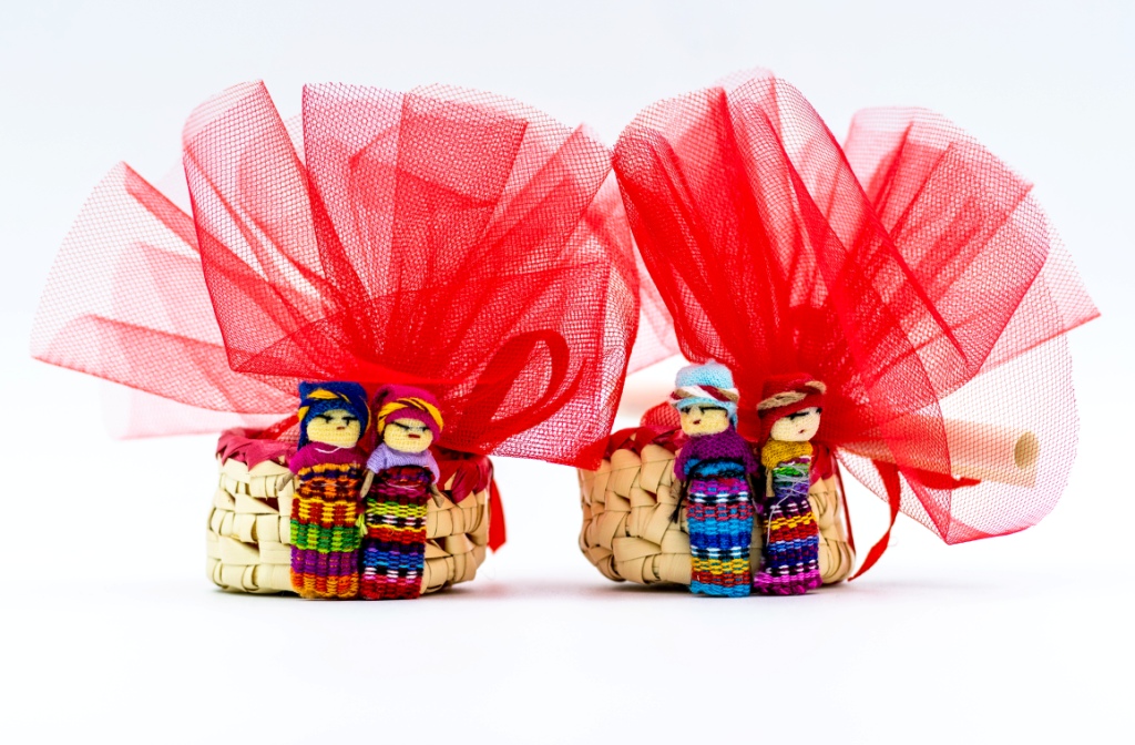 piccoli cestini bomboniera da Ecuador e Guatemala, di vimini intrecciati, stanno in una mano, con attaccate piccole bamboline scacciapensieri tutte colorate, fatti a mano e solidali