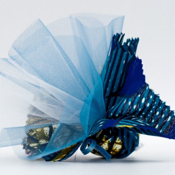 stoffa colorata blu e azzurra da Tanzania tipo Kitenge, con dentro confetti e tulle a mò di sacchettino, bomboniera solidale Africa