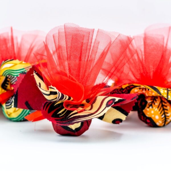 stoffe colorate colori assortiti da Tanzania tipo Kitenge, con dentro confetti e tulle a mò di sacchettino, bomboniera solidale Africa