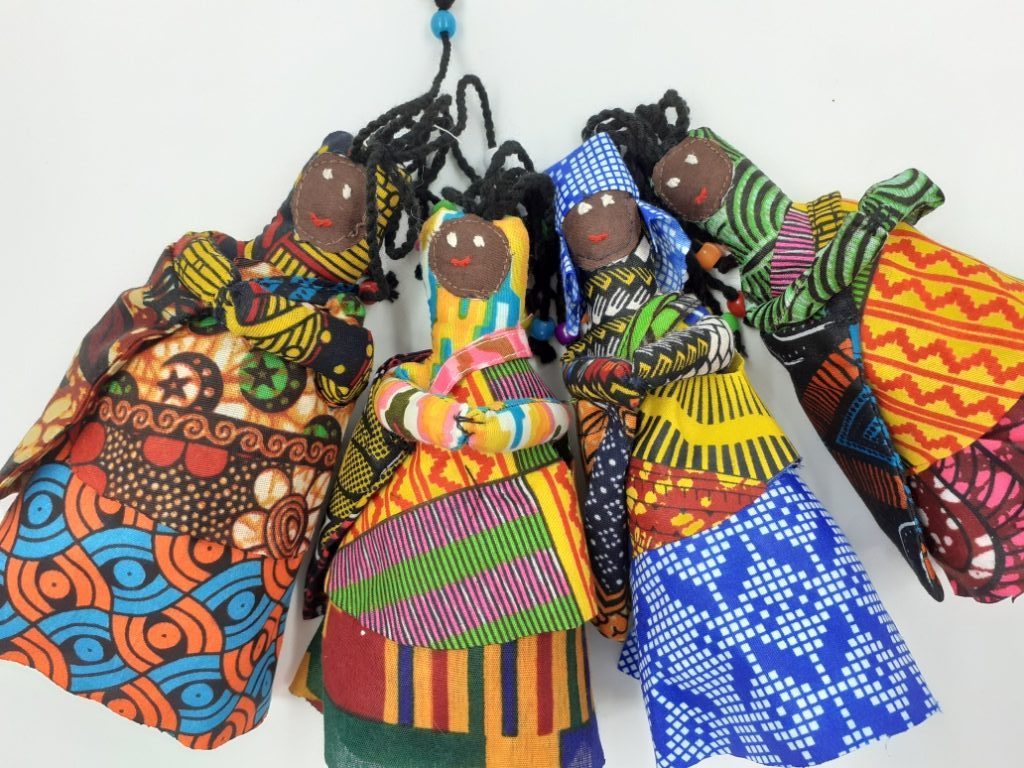 bomboniere solidali bamboline colorate africane con magnete, colori assortiti