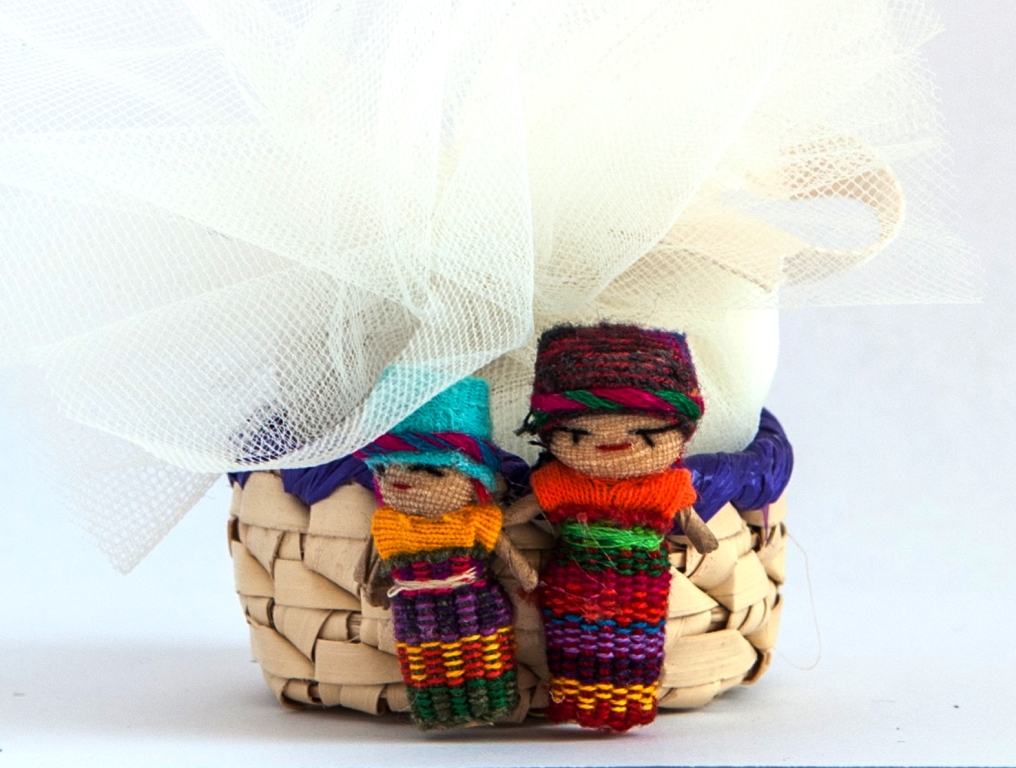 bomboniere solidali per comunione con cestino in vimini e due piccole bamboline artigianali e tulle colorato porta confetti