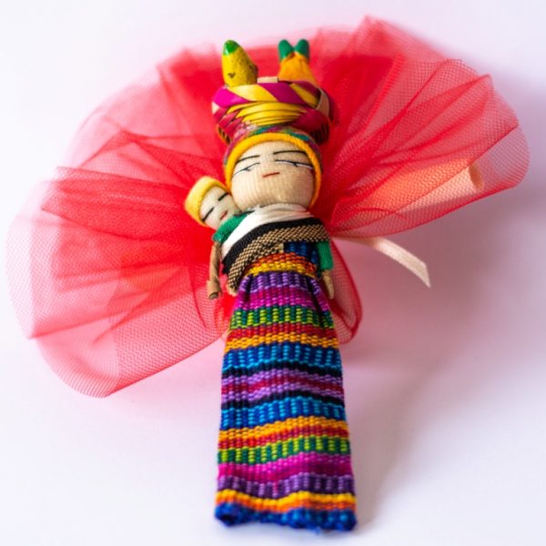 bomboniere solidali bamboline scacciapensieri dal Guatemala, colorate, vivaci, con magnete sulla schiena, con vestiti tradizionali, con piccolissimo bambino sulle spalle e cesto sulla testa con frutti o piccoli oggetti artigianali