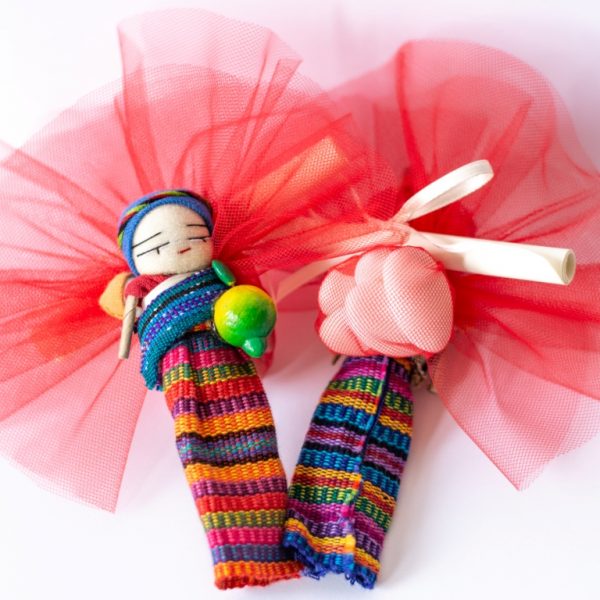 bomboniere solidali bamboline scacciapensieri dal Guatemala, colorate, vivaci, con magnete sulla schiena, con vestiti tradizionali, con piccolissimo bambino sulle spalle e cesto sulla testa con frutti o piccoli oggetti artigianali