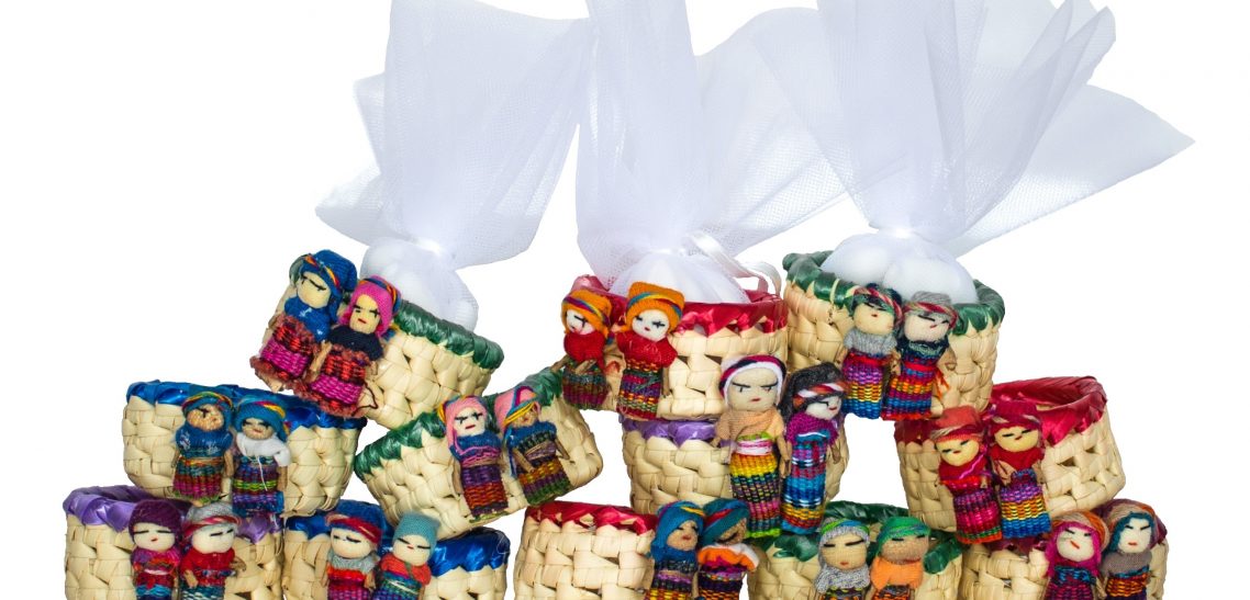 bomboniere solidali per cresima e comunione-cestini ecuador con tulle in vari colori e bamboline in abiti tradizionali