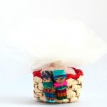 bomboniere solidali comunione in cestino decorato con bamboline artigianali e tulle colorati porta confetti