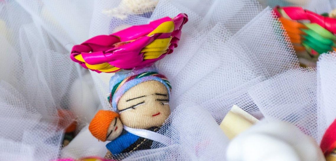 bomboniere cresima con confetti in sacchetti di tulle colorati e decorati con bamboline e oggetti tradizionali provenienti dal Guatemala con calamita sul retro e pergamena personalizzata.