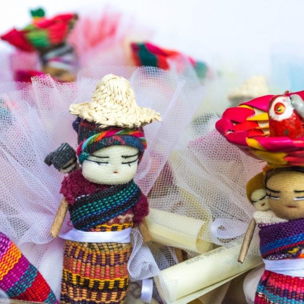 bomboniere cresima con confetti in sacchetti di tulle colorati e decorati con bamboline e oggetti tradizionali provenienti dal Guatemala con calamita sul retro e pergamena personalizzata.