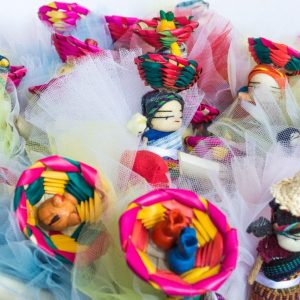 bomboniere cresima con confetti in sacchetti di tulle colorati e decorati con bamboline e oggetti tradizionali provenienti dal Guatemala con calamita sul retro e pergamena personalizzata.