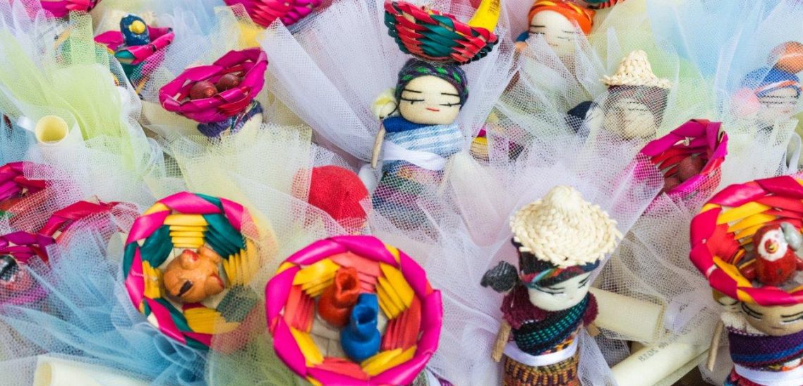 bomboniere cresima con confetti in sacchetti di tulle colorati e decorati con bamboline e oggetti tradizionali provenienti dal Guatemala con calamita sul retro e pergamena personalizzata.