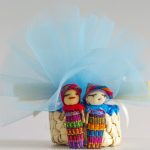 bomboniera solidale cresima con tulle colorato e bamboline dal Guatemala