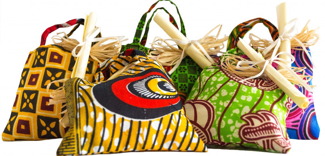 sacchetti bomboniere battesimo con stoffe colorate dalla Tanzania e pergamene