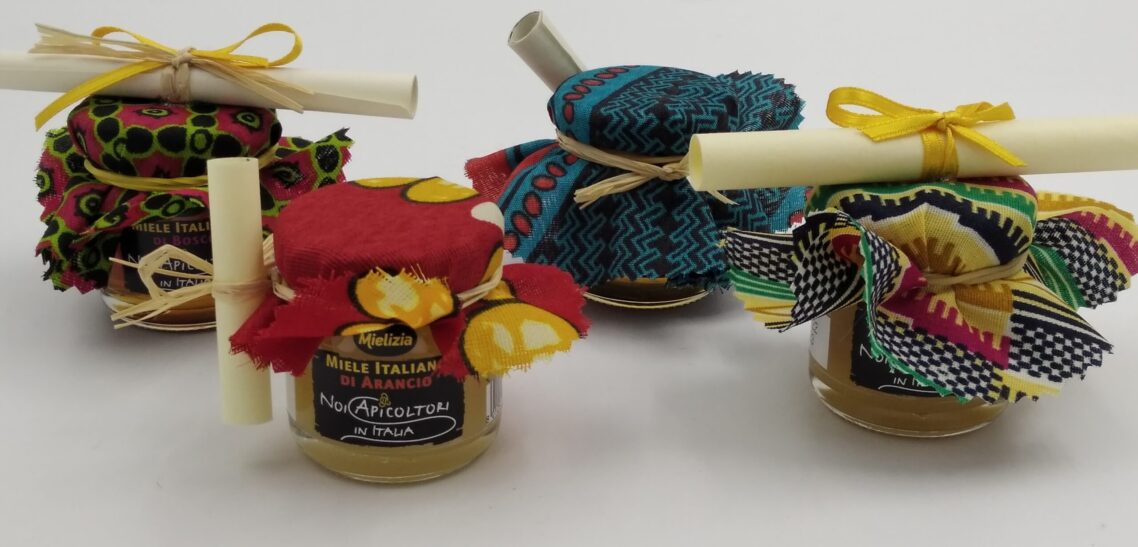 bomboniere solidali fatte da vasetti miele, tipi diversi di miele assortiti
