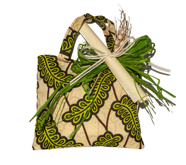 bomboniere solidali comunione sacchettini colorati dalla Tanzania con pergamena personalizzata