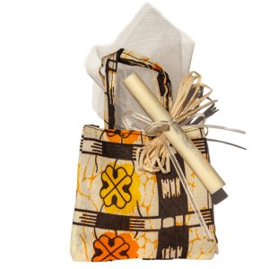 bomboniere solidali comunione sacchettini colorati dalla Tanzania con pergamena