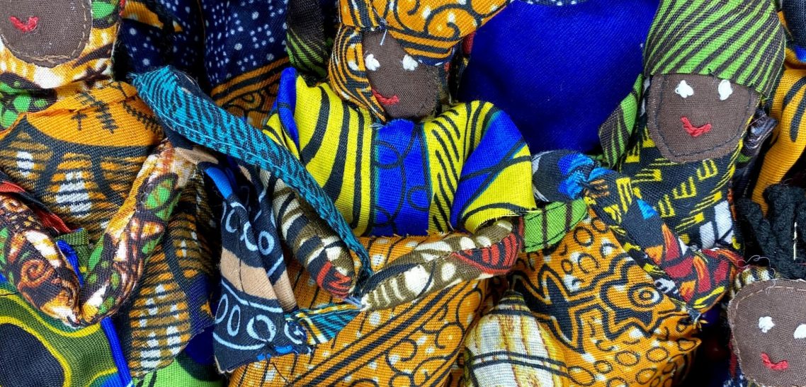 bomboniere solidali bamboline africane colorate con tipiche kange africane, con magneti