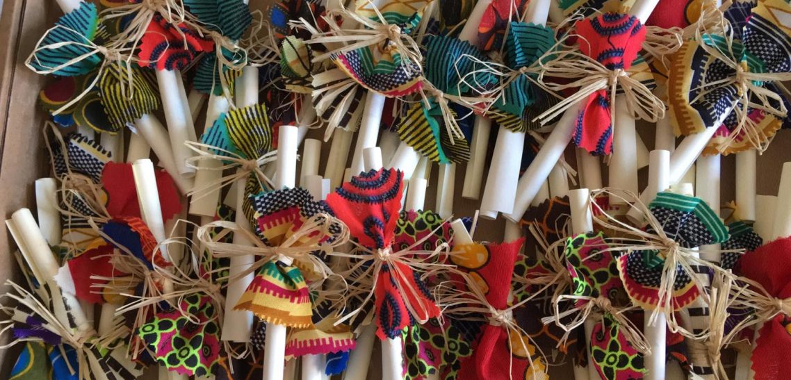 pergamene solidali pergamene solidali arrotolate con un filo di raffia e con un pezzetto di stoffa africana colorata che funge da fiocco. Colorate, vivaci, allegre e sopratutto solidali! sostengono bambini di Tanzania e/o Guatemala