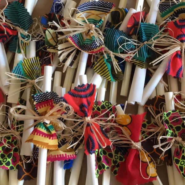 pergamene solidali arrotolate con un filo di raffia e con un pezzetto di stoffa africana colorata che funge da fiocco. Colorate, vivaci, allegre e sopratutto solidali! sostengono bambini di Tanzania e/o Guatemala